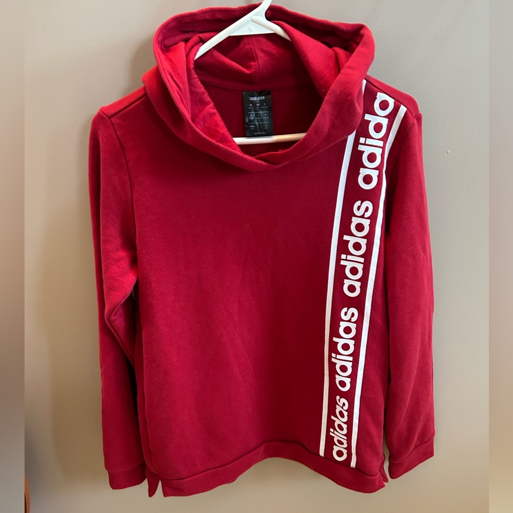 Women’s adidas hoodie (like new) worn a few times.